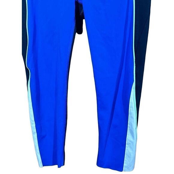 Women's Athleta Velocity Black Blue Color Block Stash Pocket Capri leggings Gym - Picture 3 of 7